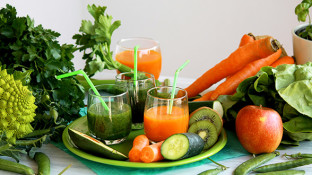 Juicing vs Blending: What's the Best Way to Drink Your Greens? Juicing vs Blending: What's the Best Way to Drink Your Greens?